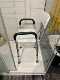 chaise et banc de toilette