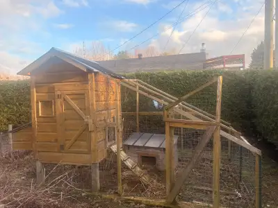 Je vends un poulailler , parfaits pour vos volailles et petits animaux. Cet ensemble offre un espace...