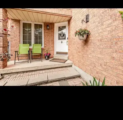 Stunning 4-Bedroom Upper Unit in Prime Family-Friendly Neighbourhood Major Intersection: Eglinton Av...