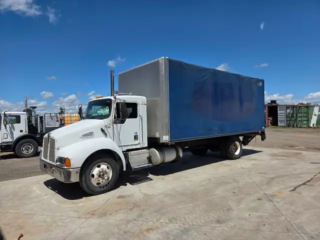 2002 Kenworth T300 Curtain side with lift gate in Heavy Trucks in Peterborough - Image 3