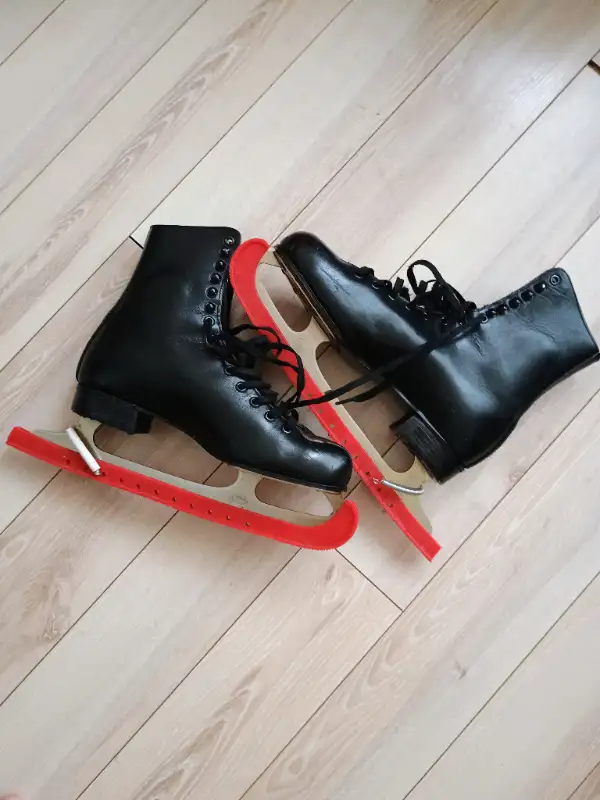 Black figure skates, women's size 10, men's 7.5 in Skates & Blades in City of Toronto - Image 2