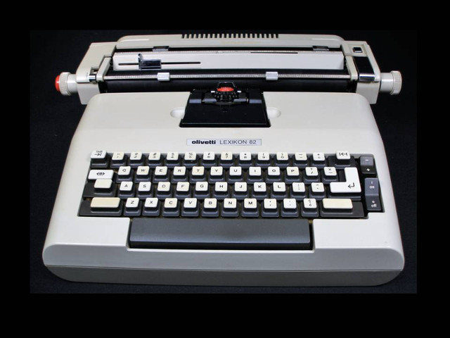Machine à écrire électrique vintage OLIVETTI LEXIKON 82 dans Appareils électroniques  à Laval/Rive Nord - Image 2