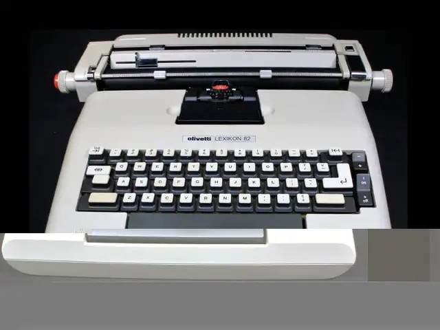 Machine à écrire électrique vintage OLIVETTI LEXIKON 82 in General Electronics in Laval / North Shore - Image 3