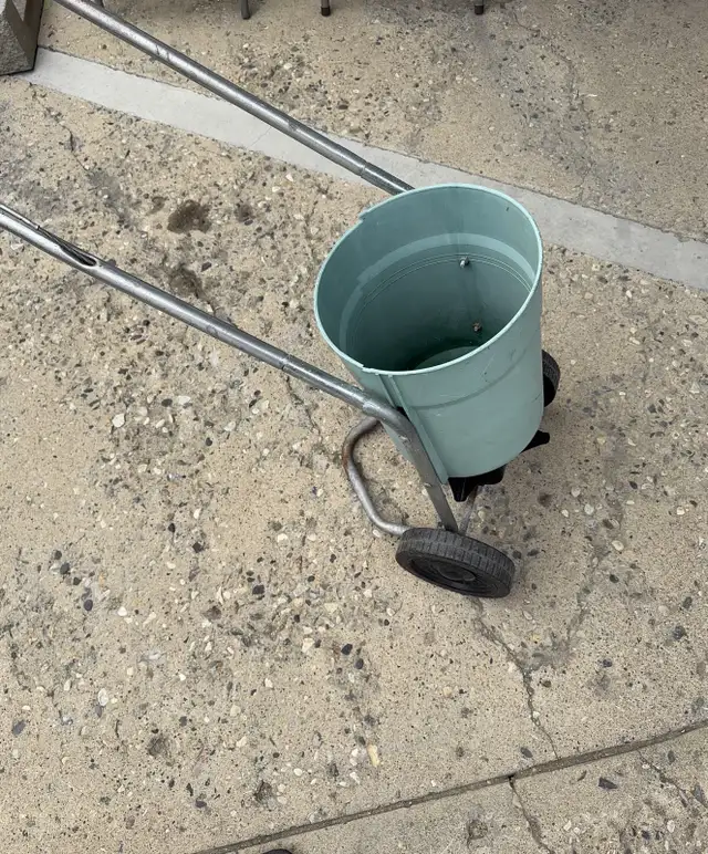 Fertilizer Spreader in Plants, Fertilizer & Soil in Regina - Image 3