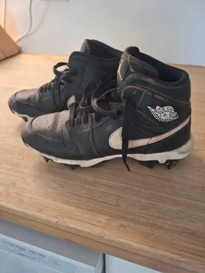 My daughter worn these for 1 season. 6 Youth