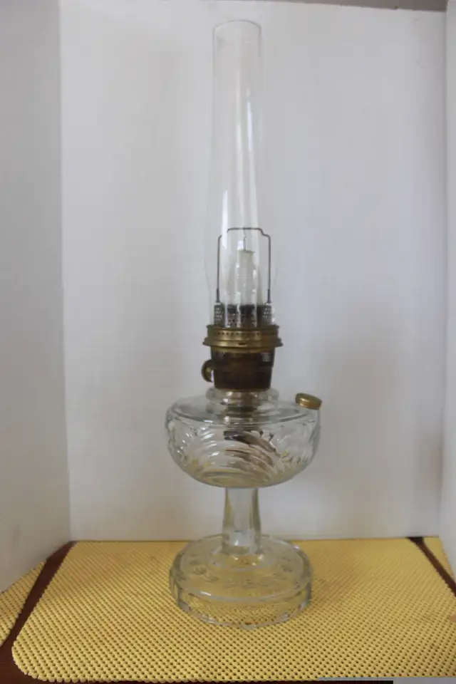 ALADDIN - VINTAGE CLEAR WASHINGTON DRAPE B-53 CROWFOOT LAMP in Indoor Lighting & Fans in Belleville - Image 3