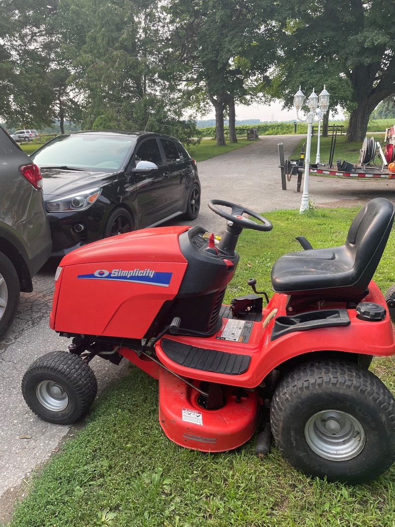 Simplicity lawn tractor Lawnmowers & Leaf Blowers Oshawa / Durham