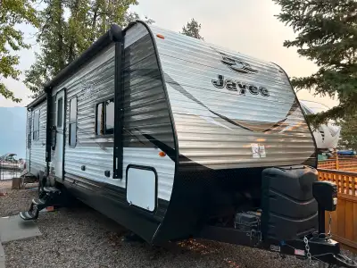 Immaculate 2018 with massive back rear window, two lazy boys , 4 seat table & chairs, Queen bed 14"...