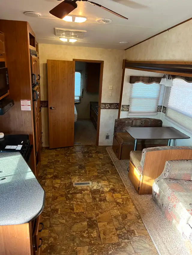 Crossroads cruiser camper in Travel Trailers & Campers in Regina - Image 5