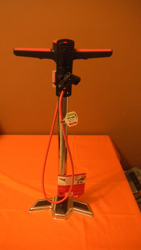 Pompe à air de Luxe pour vélo Schwinn Air Bike Pump 160 PSI dans Vêtements, chaussures et accessoires  à Ville de Montréal - Image 2