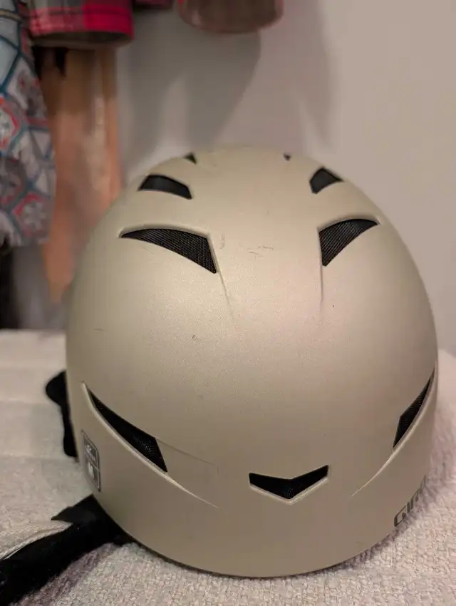 Giro Helmet in Snowboard in City of Montréal - Image 2