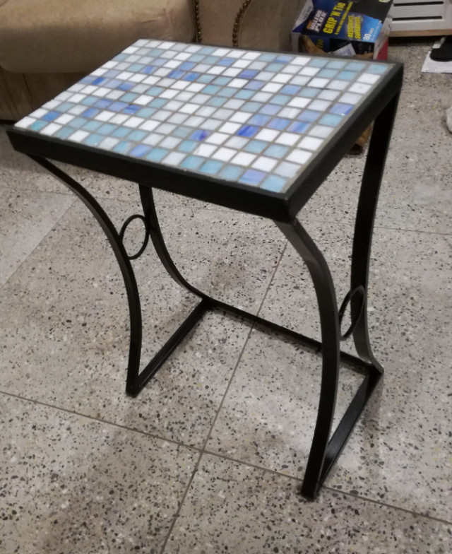 Cute, indoor/outdoor tiled table for sale! Stylish and sturdy  dans Autres tables  à Ville de Montréal - Image 3