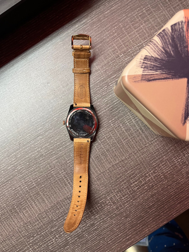 Rose Gold Fossil Watch w Beige Genuine Leather Wristband & Box in Jewellery & Watches in Hamilton - Image 4