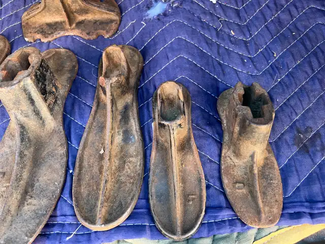 ANTIQUE SHOE REPAIR STAND + 6 SHOE INSERTS - CAST IRON in Arts & Collectibles in Mississauga / Peel Region - Image 5