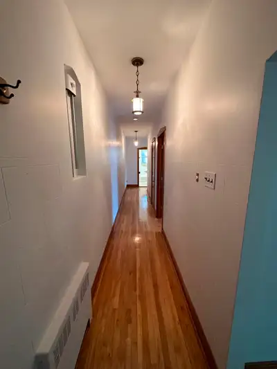 Superbe 4½, haut de duplex détaché, en face du Parc M-L King.