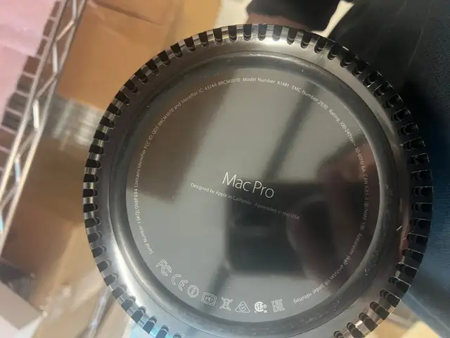 Black Round Mac Pro in Desktop Computers in Markham / York Region - Image 3