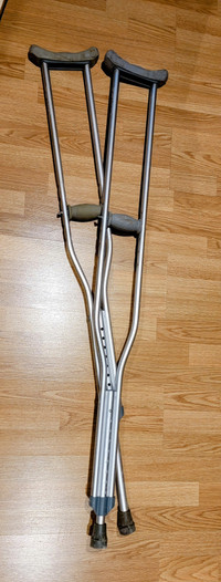 Béquilles en aluminum {5'2" à 5'10"} / crutches 