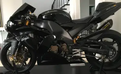 2004 Kawaski Ninja ZX-10R Beautiful black gen 1 ZX-10R in excellent condition. Original parts and 2...