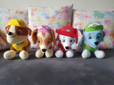 ***English follows *** Lot de 4 peluches Pat'patrouille, comme neuves, Ruben, Stella, Marcus et Rock...