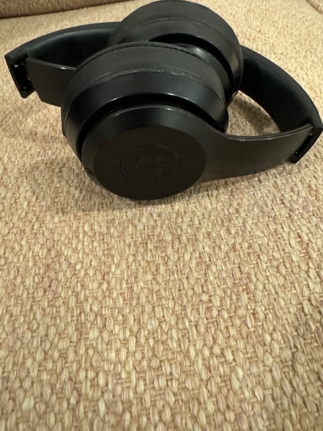 Beats Solo 3 wireless Bluetooth headphones  in Headphones in Dartmouth - Image 2
