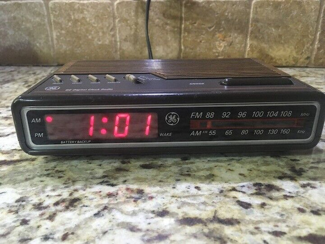 Vintage Classic Retro 70s 80s GE RADIO ALARM Clock Digita in Arts & Collectibles in Mississauga / Peel Region