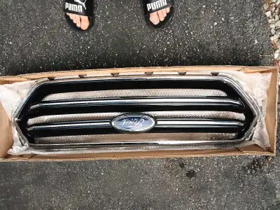 This Ford Escape front grille from a 2017 SE model is in excellent condition and ready to give your...