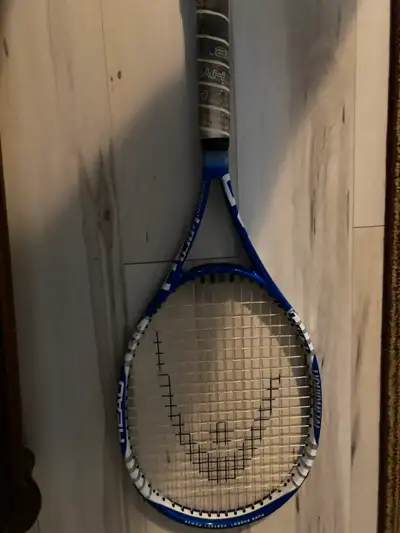 Raquette de tennis, très peu utilisée avec étui. Dimension sur les photos.