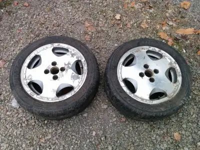 2 Mags Volkswagen VW d'origine. 15 pouces. 4 trous. Bolt Pattern: 4 x 100mm ou 4x100. Fonctionnelle...