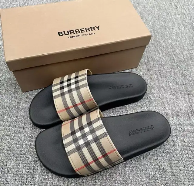 Burberry slide in Men's Shoes in Laval / North Shore - Image 2