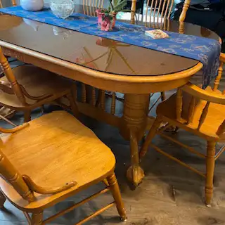 Ensemble de cuisine en bois avec 6 chaises dont 2 chaise capitaines ,2 panneau de 18 pouces,la table...
