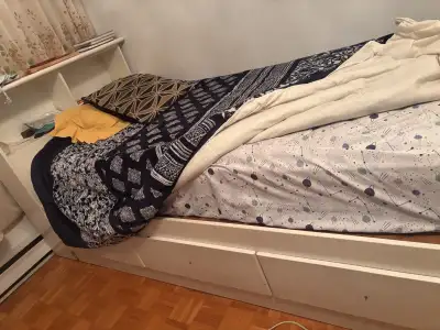 Lit avec rangement intégré et tête de lit pratique, View more