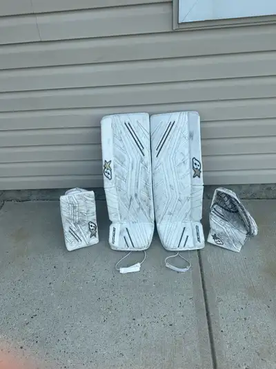 Brians Gnetik X5 Intermediate goalie gear. Very good shape, light use as daughter grew out of too fa...