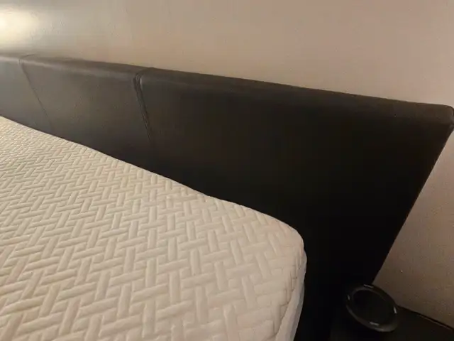 Queen-size comfy bed in Beds & Mattresses in Hamilton - Image 4