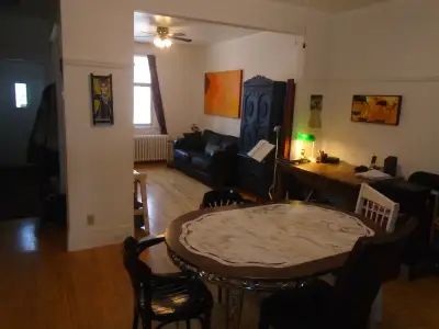 - English version following - Grand 6 et demi à louer au rez-de-chaussée d'un 3-plex à deux étages (...