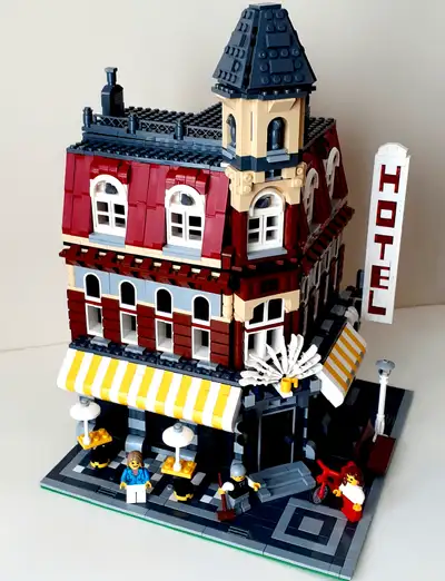 Je demeure a Morin-Heights (Laurentides). Superbe immeuble modulaire compatible Lego Creator, plus d...