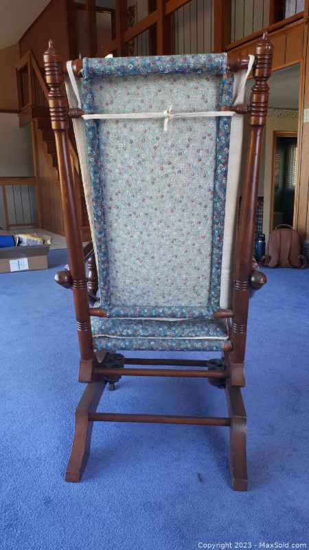 Antique wooden rocking chair in Chairs & Recliners in Kingston - Image 3