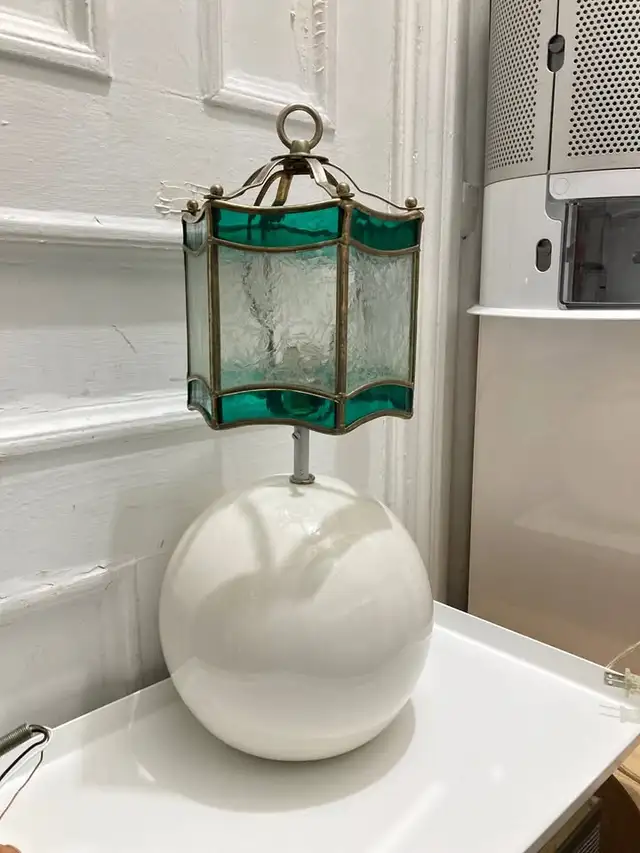 White Mid Century Ball Ceramic Table Lamp with Stain Glass $80 in Indoor Lighting & Fans in City of Montréal - Image 3