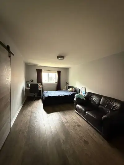 Spacious Master Bedroom with Ensuite Bathroom & Walk-In Closet