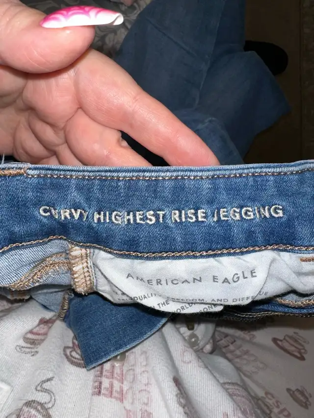 Size 12 American Eagle Jeans in Women's - Bottoms in Barrie - Image 4