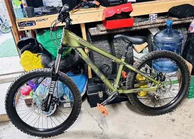 Iron horse yakuza mountain bike XS frame 24” rims with wide aggressive tires Excellent condition