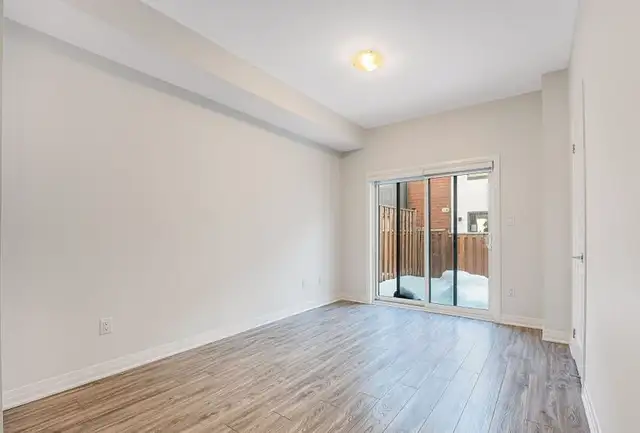 4 Bedroom Townhouse for Lease On Simcoe street (N)