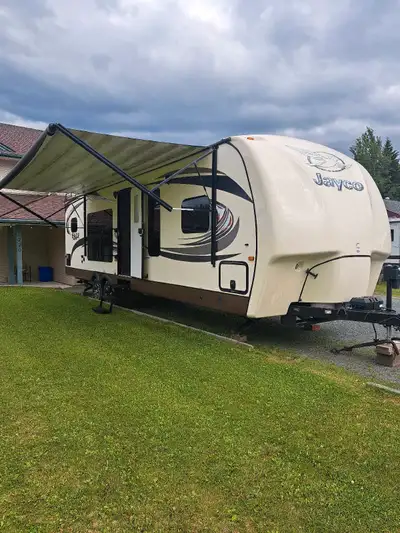 I'm selling a 2015 Jayco travel trailer, a cozy and well-equipped home on wheels for your adventures...