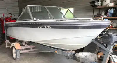 60hp Mercury 3 cylinder 2-stroke outboard motor, electric tilt Fiberglass, 4+ seater, Open bow, soli...