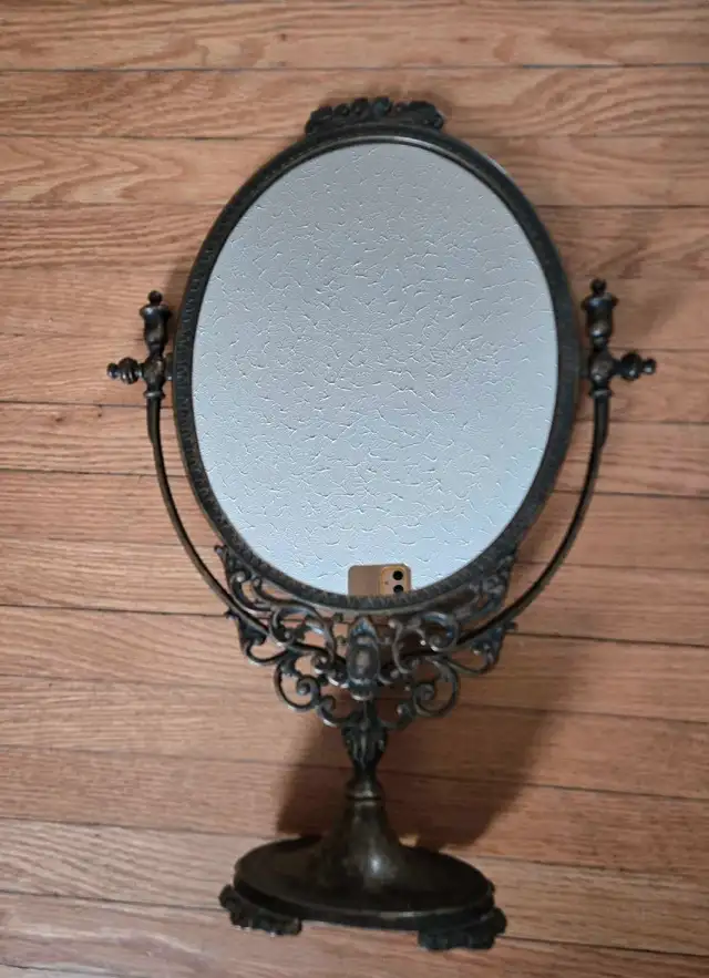 Vintage Table Mirror in Home Décor & Accents in Edmonton - Image 2