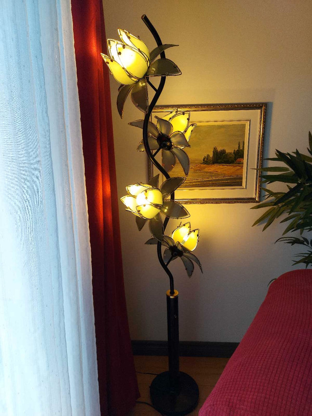 Lampe fleur dans Éclairage intérieur et plafonniers  à Ville de Québec - Image 2