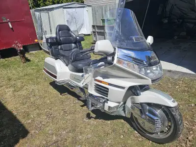 GoldWing 2000 très propre ,fonctionne très bien , aucune réparation à faire, 1500$ ferme 438-498-134...
