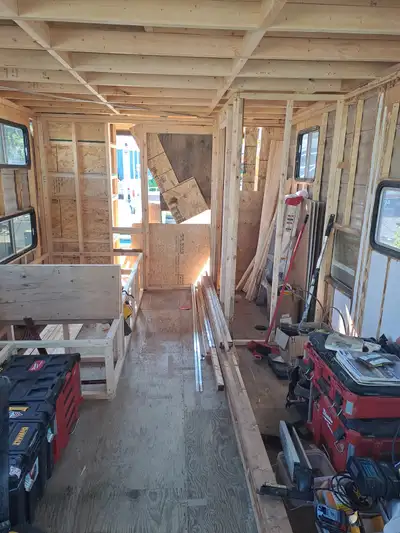 Looking for a houseboat project? This Sundance Elite has been undergoing renovations at Toronto Isla...