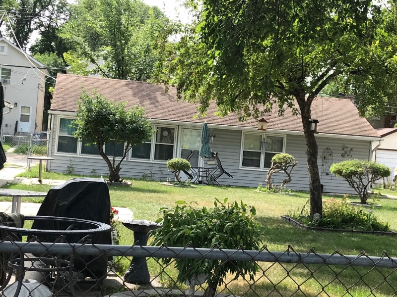 2 Bedroom house available for rent on 624 Ross Ave Long Term Rentals