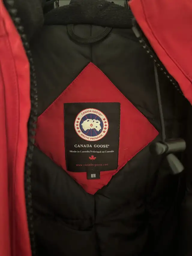Canada Goose Jacket in Women's - Tops & Outerwear in Laval / North Shore - Image 3