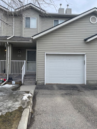 3 Bedroom 1.5 Bath Townhouse Close to Deerfoot and 130th Ave 